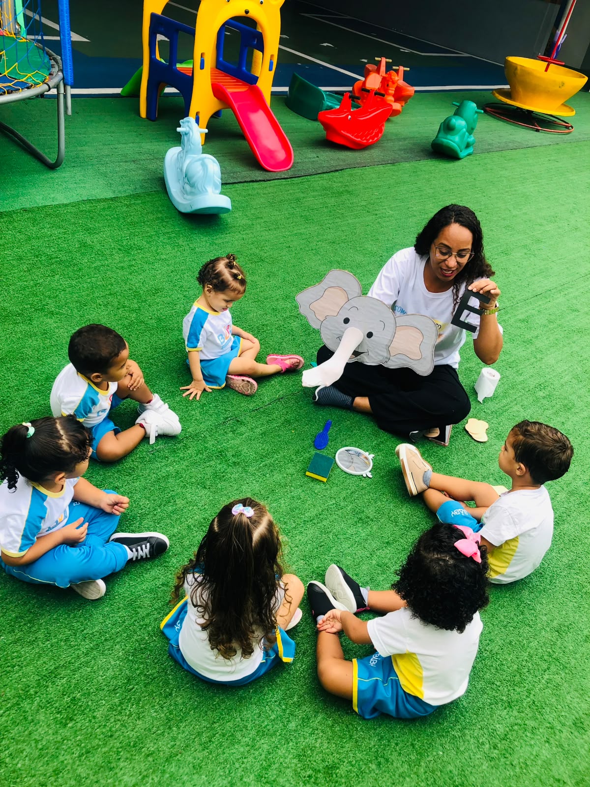 Turma da Espaço Baby em atividade sobre os animais na área de recreação